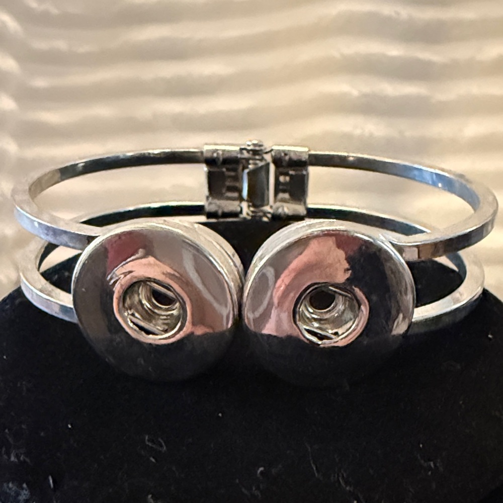 Elegant Silver Ginger Snap Bracelet - Picture 2 of 2